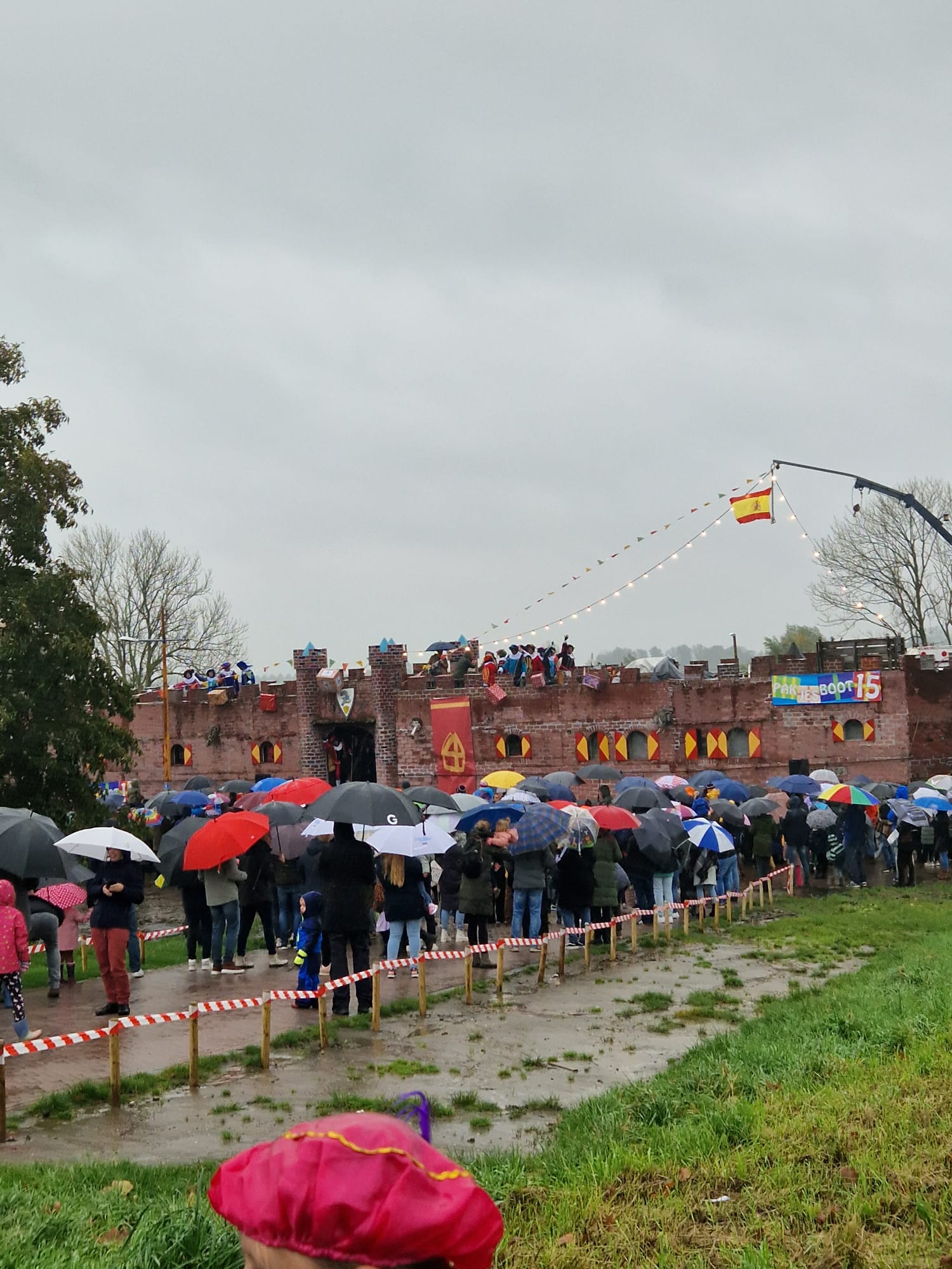 Intocht Sinterklaas Hattem 2023 Kasteelschip Museum Vlotburg Pakjesboot 15 - 